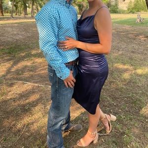 Size M bridesmaid/cocktail dress. Worn once, falls right at the knee (I’m 5’8)